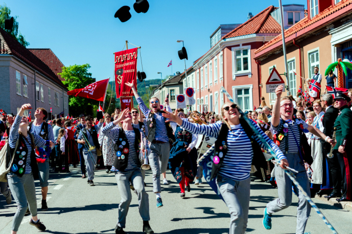 Strindens spiller på 17 mai med Ravn i front.